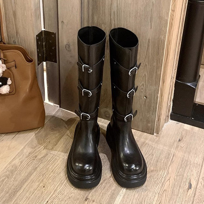 Damen kniehohe Plateau‑Bikerstiefel mit markanter Lug‑Sohle und drei Ziergürteln Shop Nory