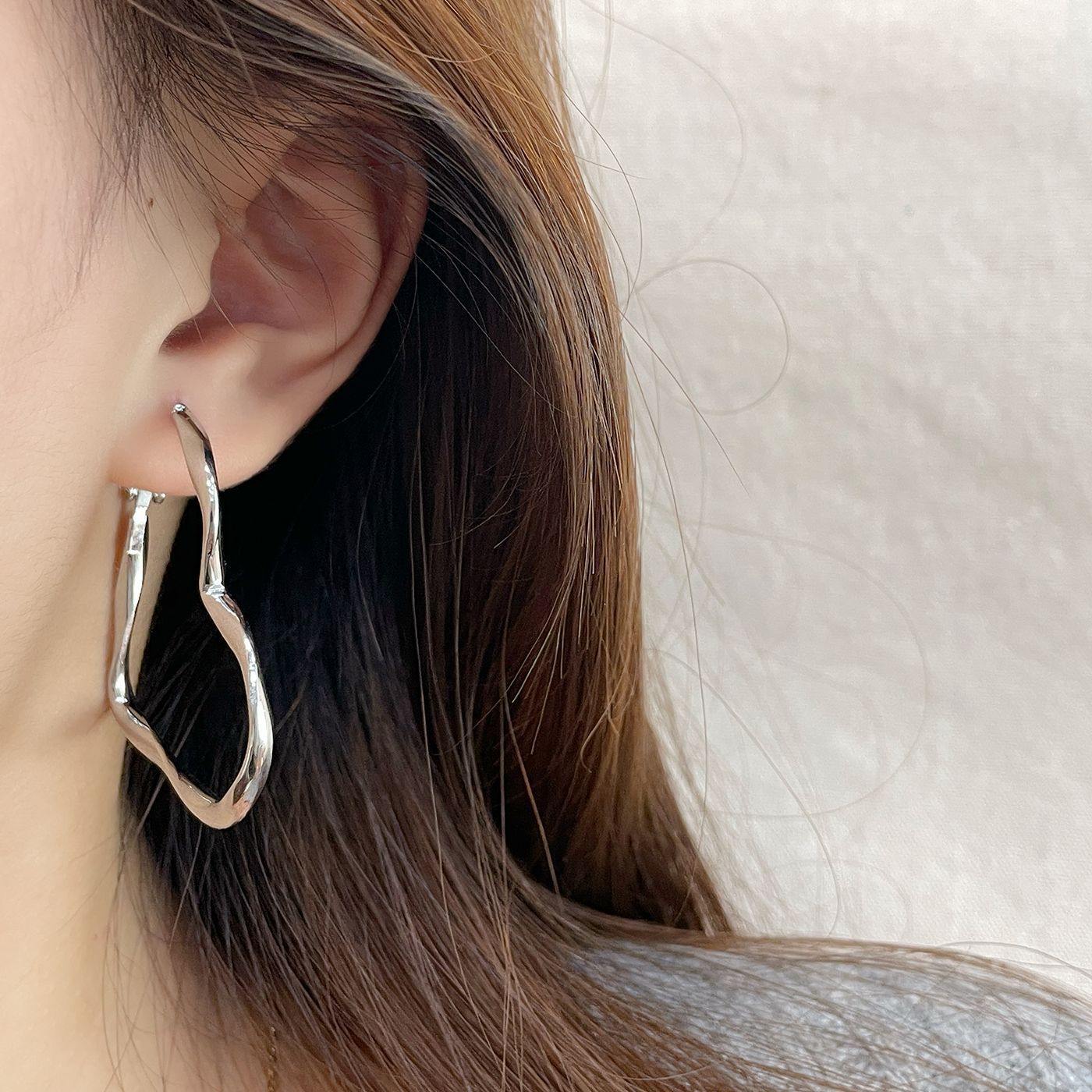 Damen moderne asymmetrische Ohrstecker mit elegantem Design Shop Nory