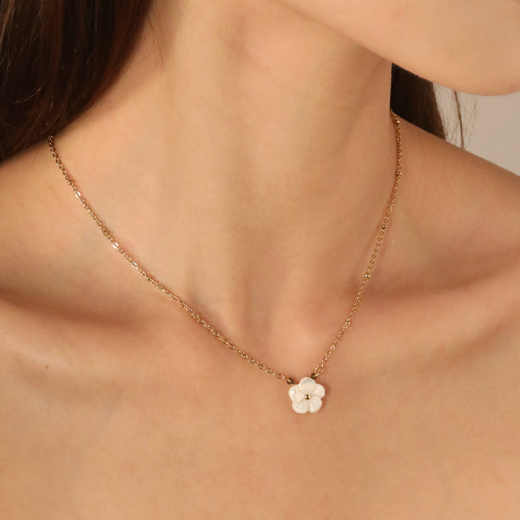 Damen elegante Halskette mit floralem Perlenanhänger und funkelnden Zirkonia Shop Nory