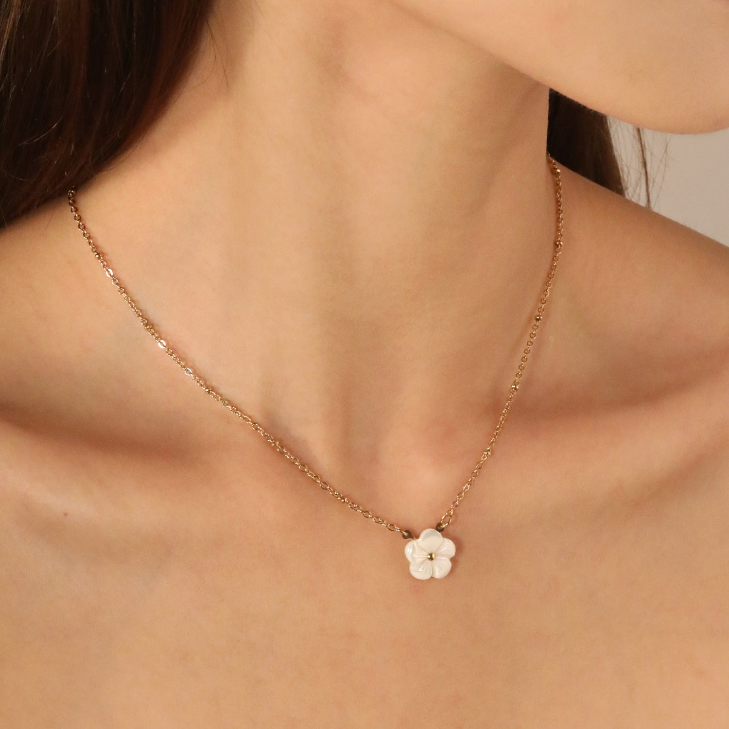 Damen elegante Halskette mit floralem Perlenanhänger und funkelnden Zirkonia Shop Nory