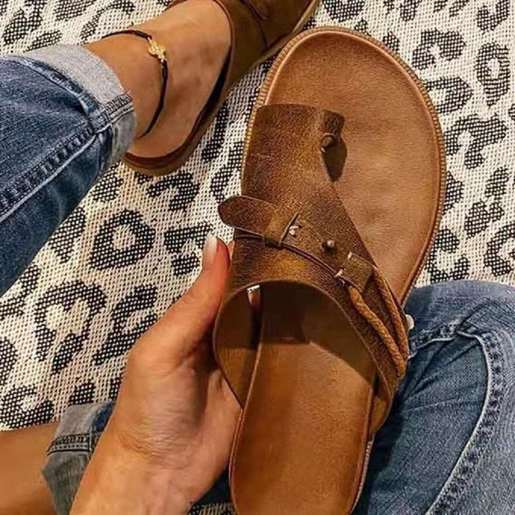 Damen Zehensteg-Sandale mit verstellbarem Riemen und ergonomischem Fußbett Shop Nory