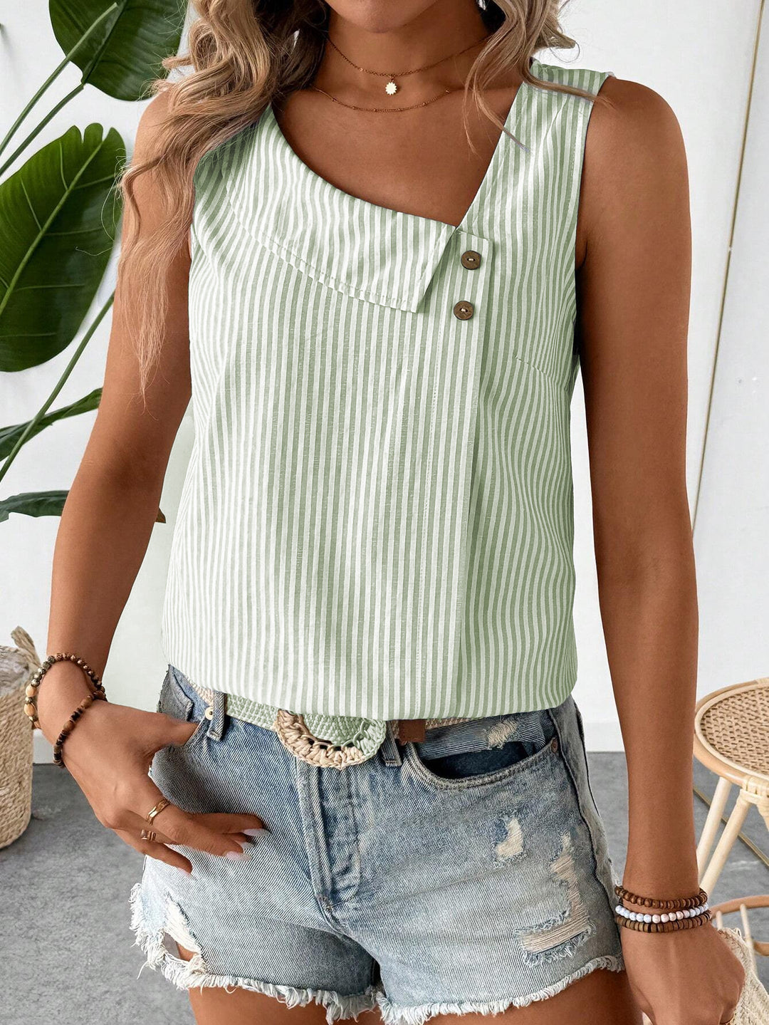 Damen Ärmelloses gestreiftes Cropped-Leinen-Top mit asymmetrischem Kragen und Zierknöpfen Shop Nory
