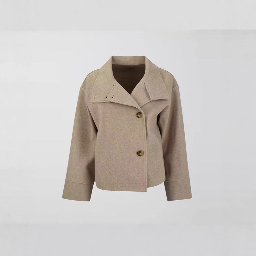 Damen Kurz geschnittene Boxy-Jacke mit Stehkragen und asymmetrischer Knopfleiste Shop Nory