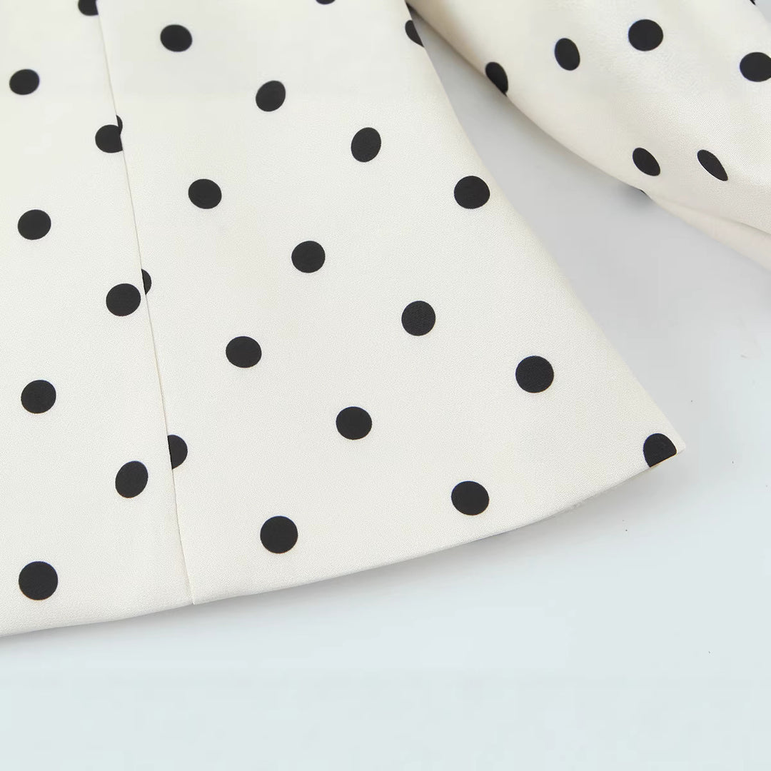 Damen Taillierte Polka‑Dot Blusenjacke mit Volumenärmeln und goldenen Schmuckknöpfen Shop Nory