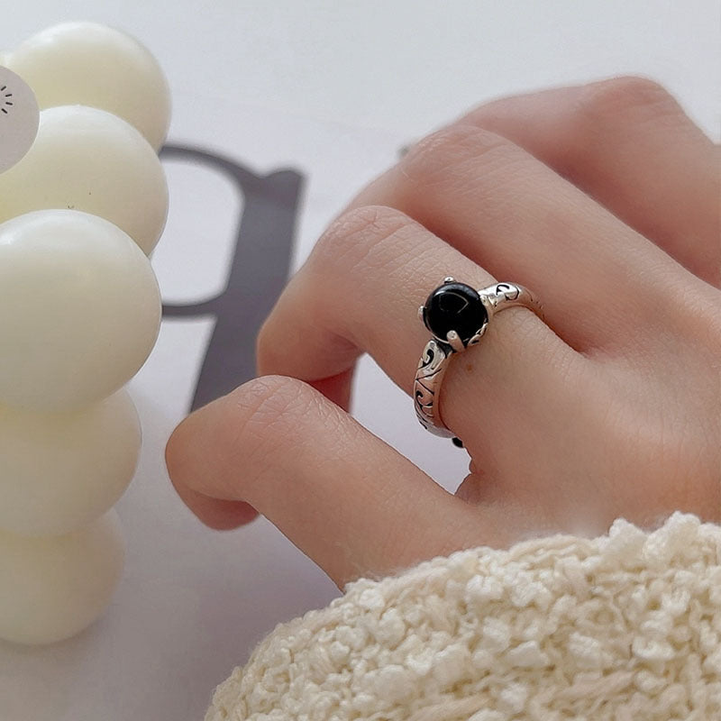 Damenring mit elegantem, ovalem Onyx und detailreicher Silberfassung Shop Nory
