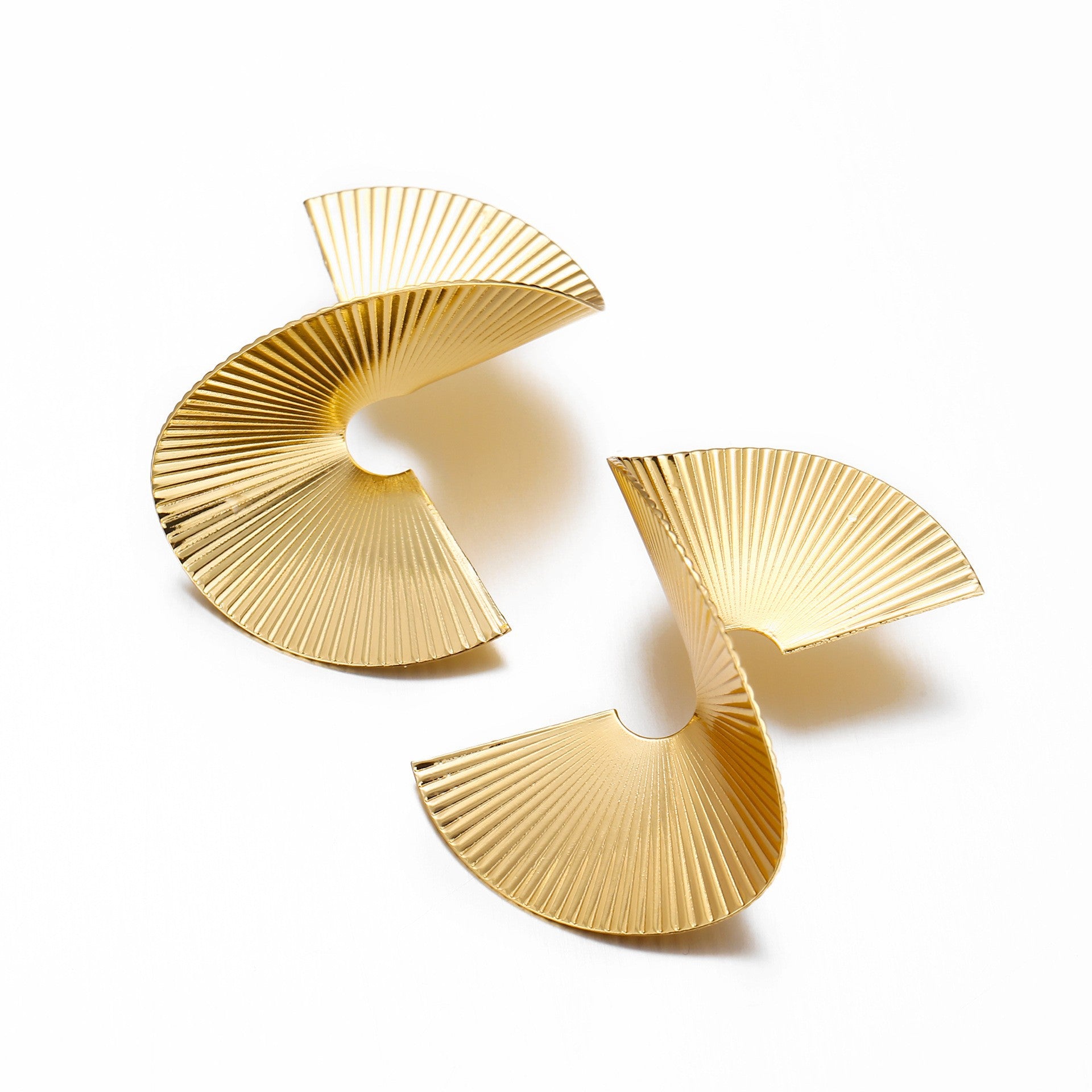 Damen Ohrringe im eleganten, skulpturalen Design Shop Nory