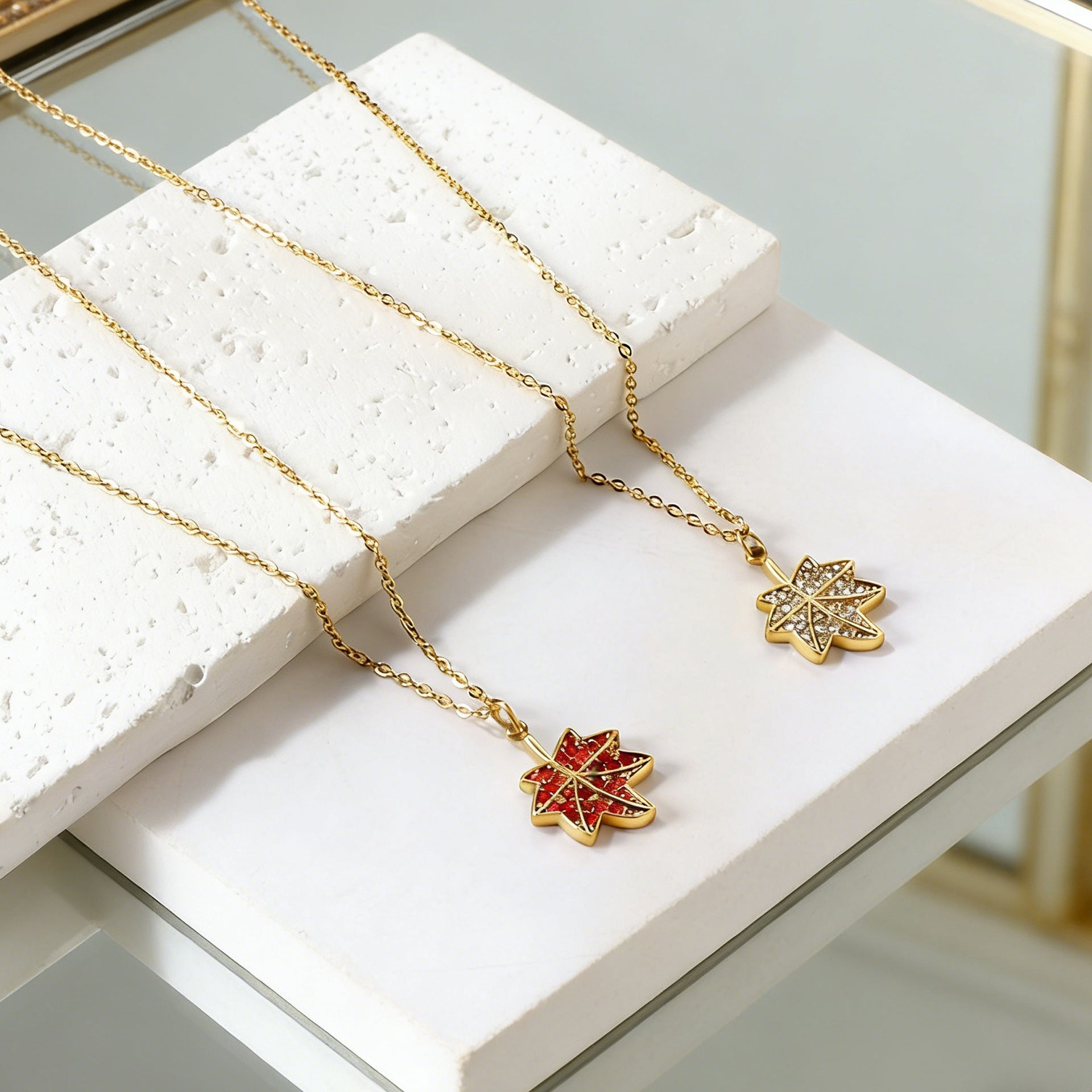 Damen Halskette mit kunstvollem Ahornblatt-Anhänger aus goldplattiertem Edelstahl und brillantem Kristallbesatz Shop Nory