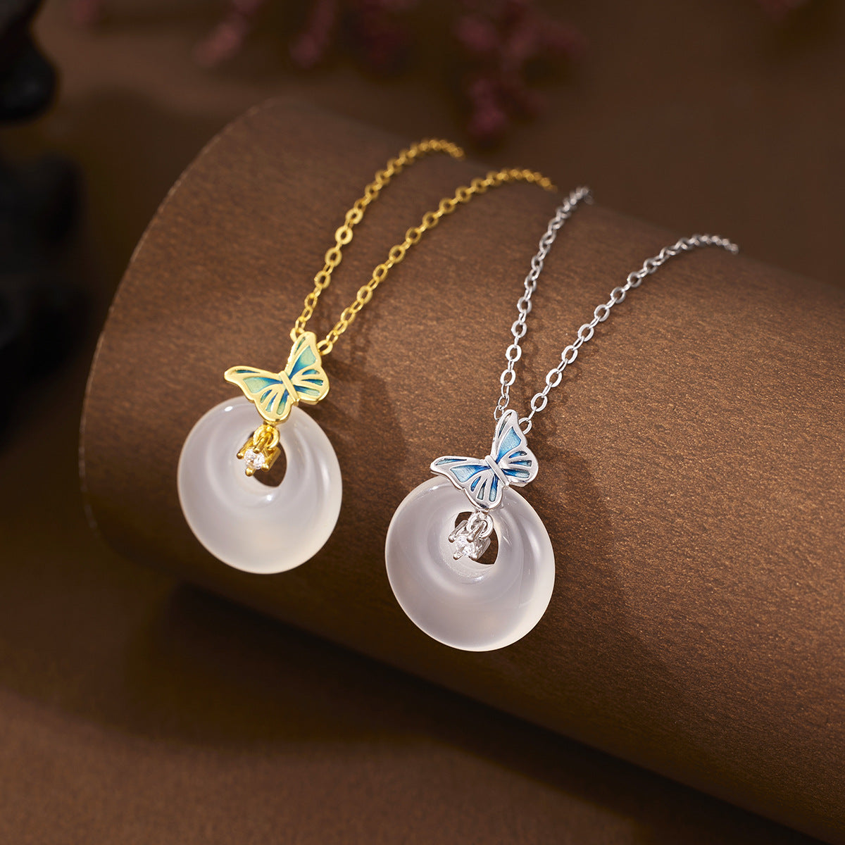 Damen Halskette mit filigranem Schmetterlingsanhänger und eleganter Perle Shop Nory