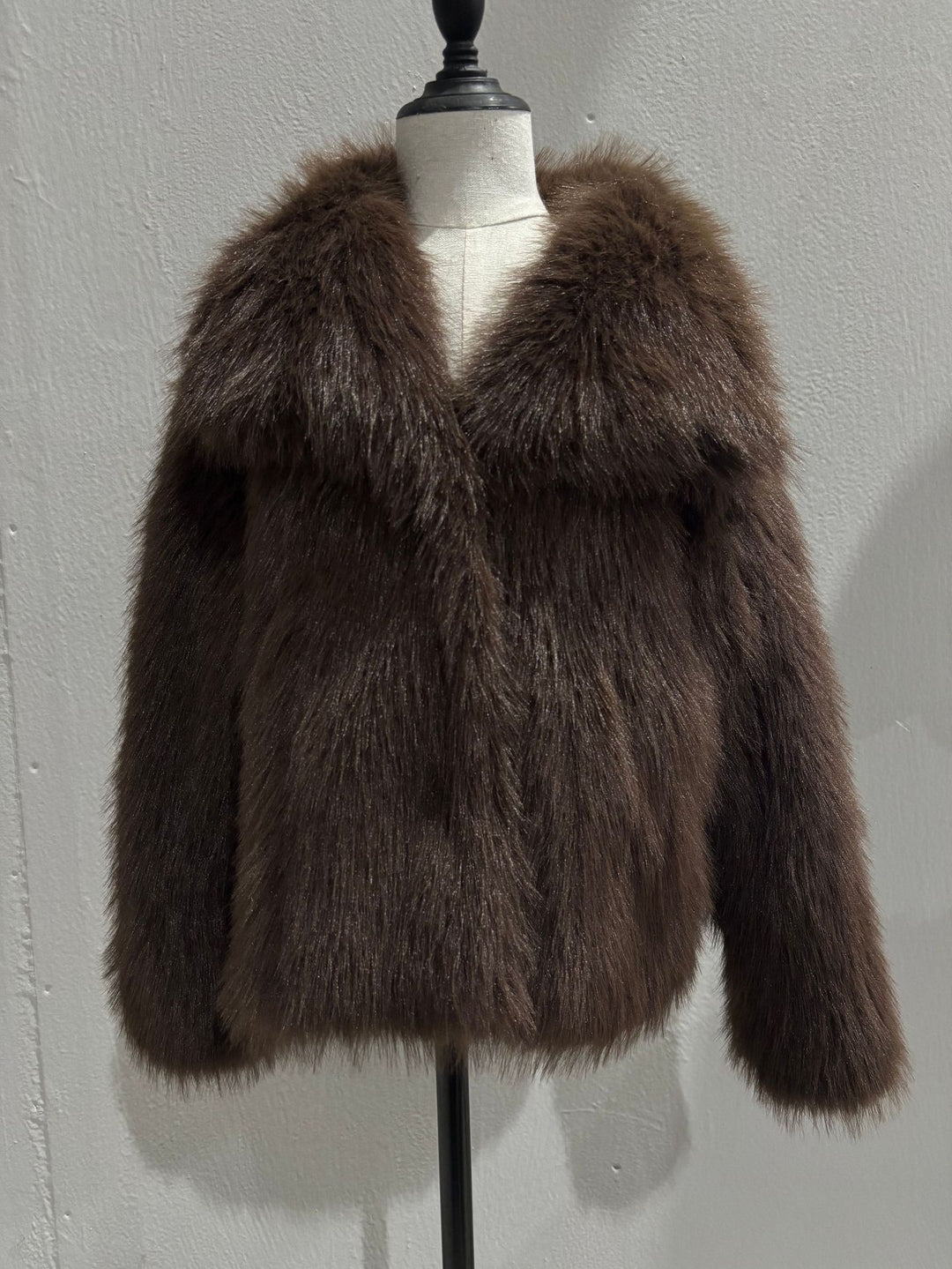 Damen Kurzbolero im Boxy-Cut aus veganem Shaggy-Kunstpelz mit XXL-Schalkragen Shop Nory