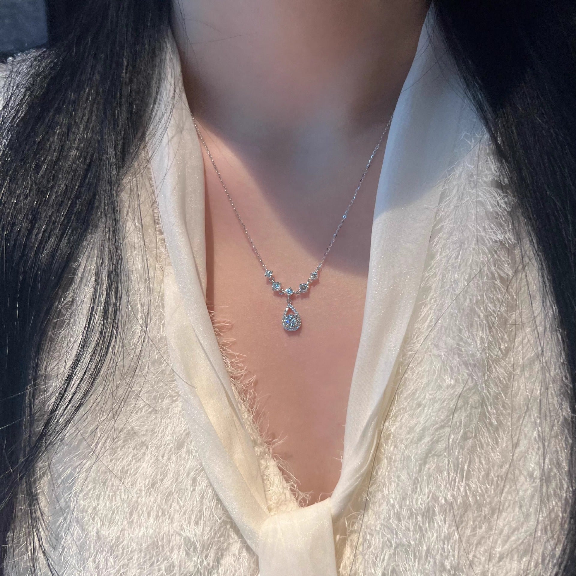Damen Halskette mit funkelndem Tropfenanhänger und kunstvollen Zirkonia-Details Shop Nory
