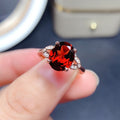Damen Eleganter Ring mit ovalem Stein und funkelnden Akzenten Shop Nory