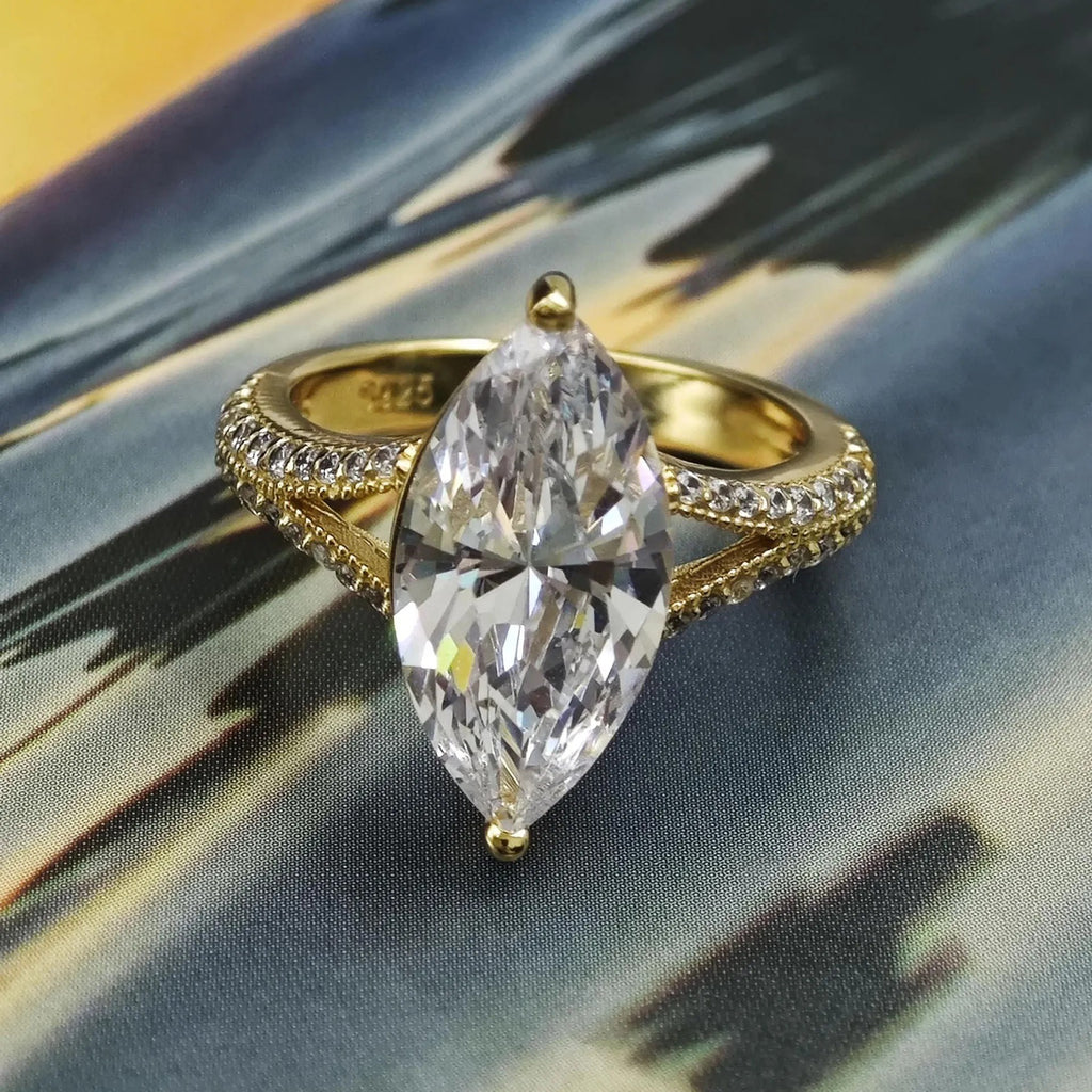 Damen exklusiver Verlobungsring mit funkelndem Marquise-Edelstein und zarten Zirkonia-Verzierungen Shop Nory