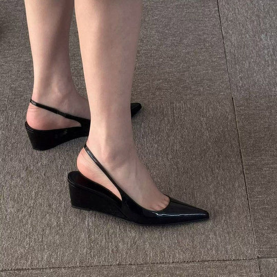 Damen Spitz zulaufende Lack-Slingback-Wedges mit niedrigem Keilabsatz Shop Nory