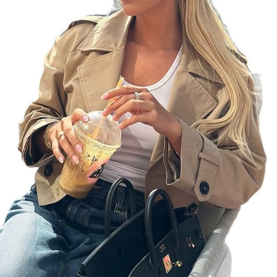 Damen nan kurzer Satin-Trench mit doppelreihiger Knopfleiste, aufgesetzten Pattentaschen und geknöpften Ärmelmanschetten Shop Nory