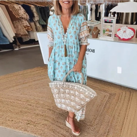 Frauen Boho Maxi Kleid aus leichtem Viskose-Mix mit V-Ausschnitt, Quastenbändchen, drei Viertelärmeln und seitlichen Taschen Shop Nory