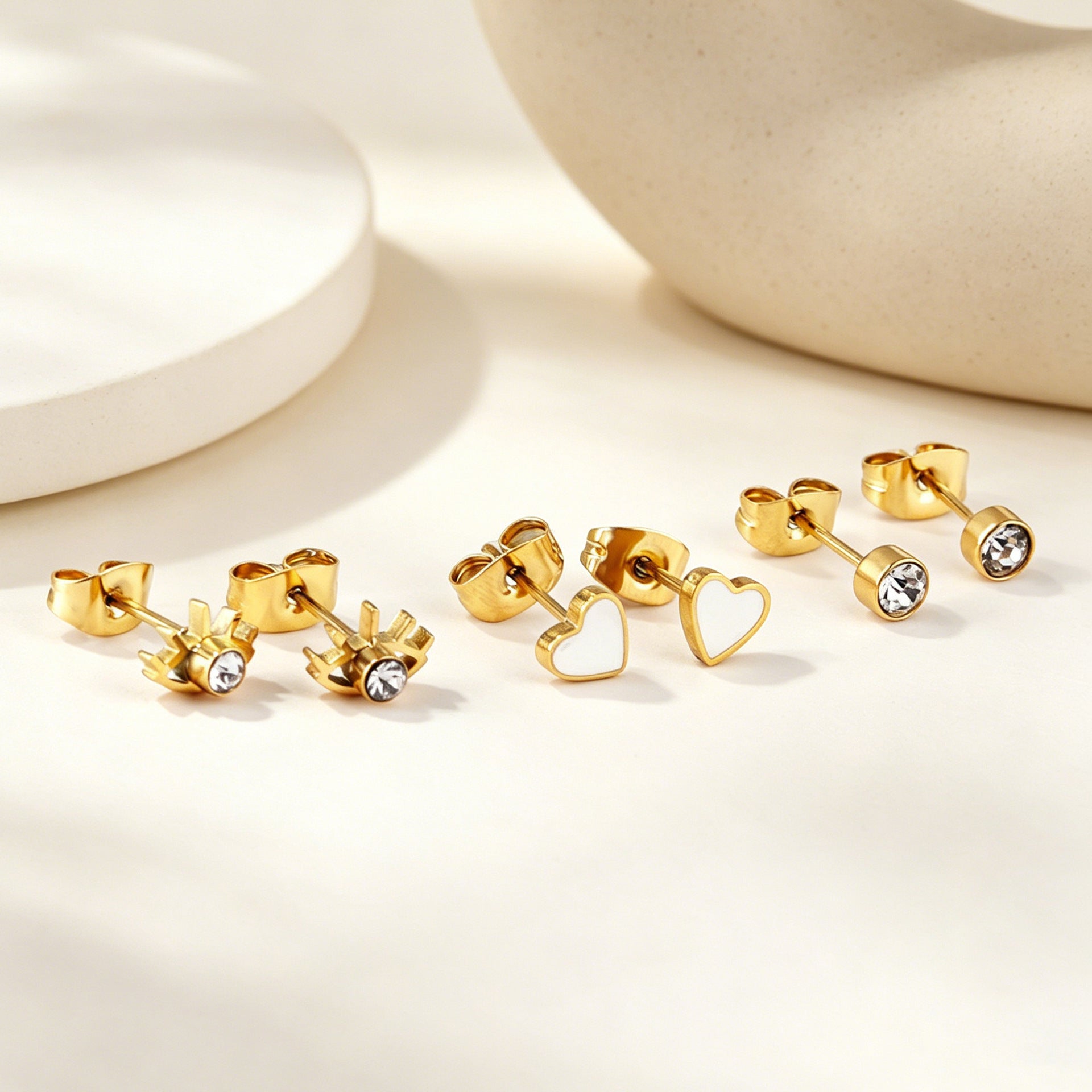 Damen Ohrstecker im Herzen-Design mit buntem Emaille Shop Nory