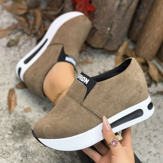 Damen Slip-On Wedge-Sneaker mit verstecktem Keil, Microvelours-Obermaterial und seitlicher Luftkammer Shop Nory