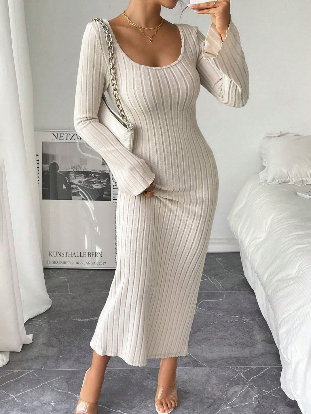 Damen geripptes Midaxi-Kleid mit U-Ausschnitt, figurbetonter Stretch-Silhouette und ausgestellten Ärmeln Shop Nory