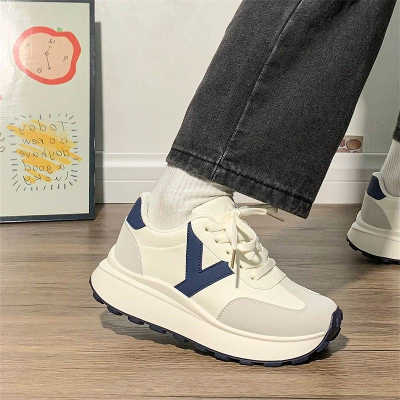 Damen Plateau-Sneaker mit kontrastierendem V-Design, dicker Profilsohle und gepolstertem Komfortkragen Shop Nory
