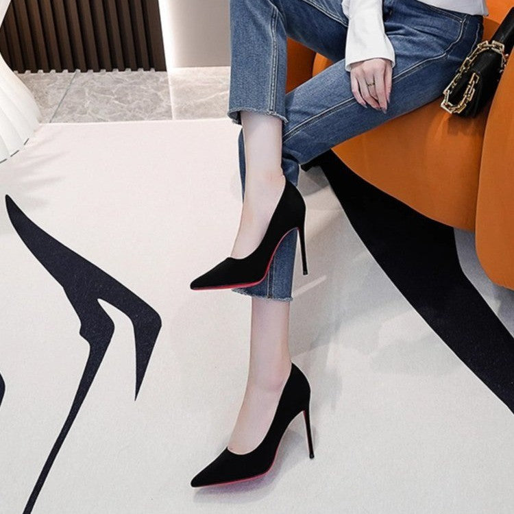 Damen Elegante spitz zulaufende Velours‑Pumps mit kontrastierender roter Laufsohle und schmalem Stiletto Shop Nory