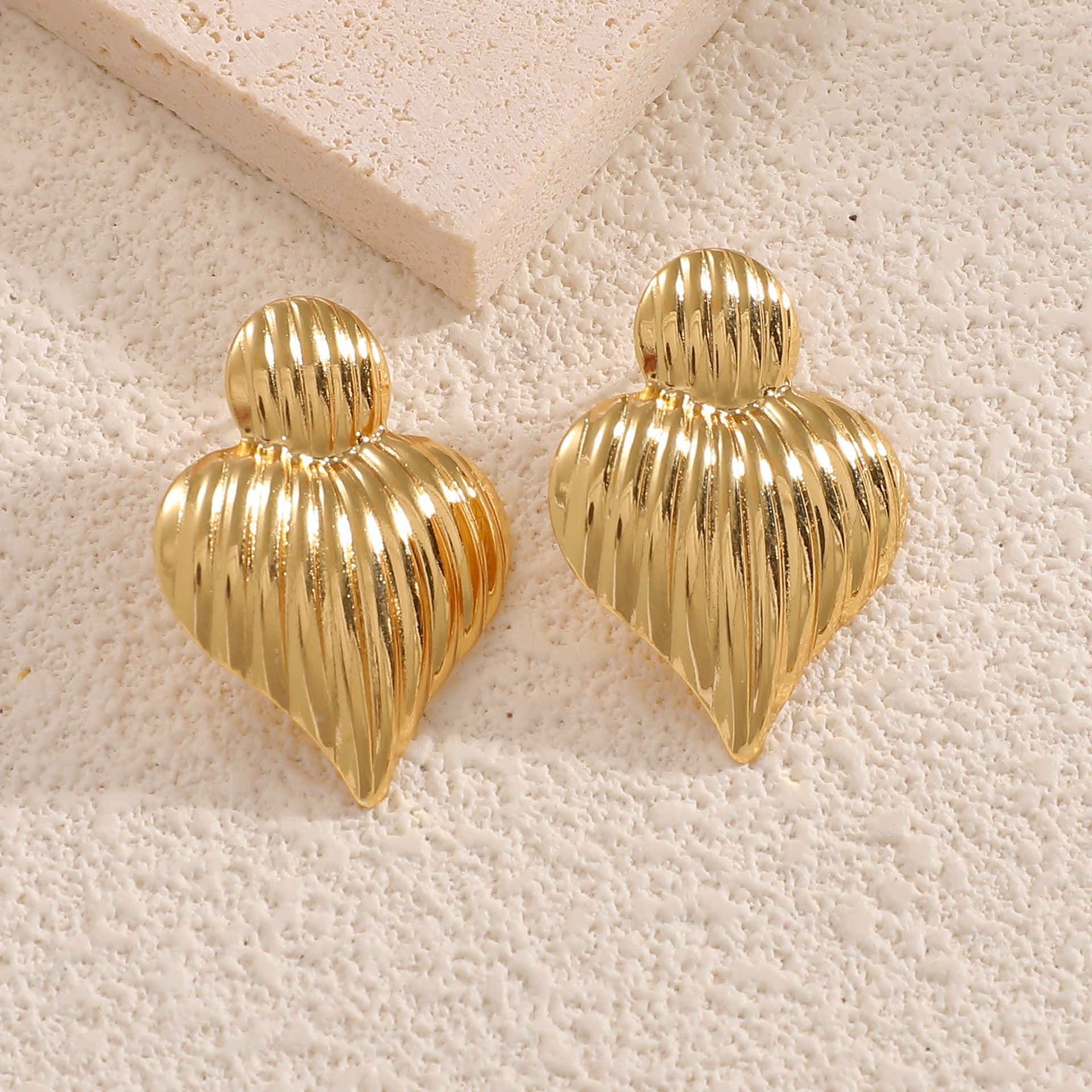 Damen Ohrclips im eleganten Wellenmuster Shop Nory
