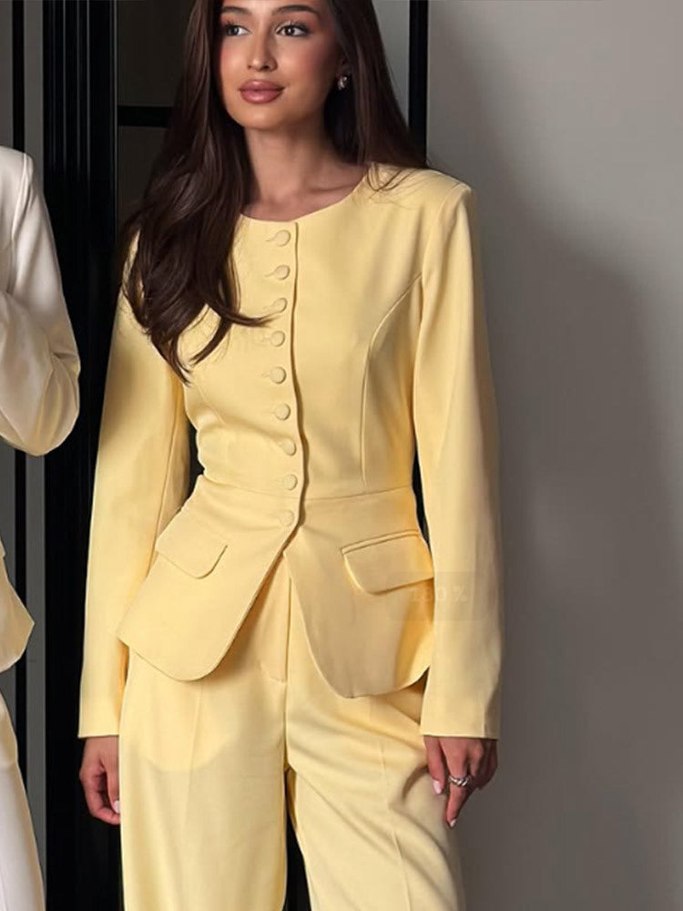 Damen Taillierter Blazer mit Rundhalsausschnitt, dekorativen Stoffknöpfen und Pattentaschen Shop Nory