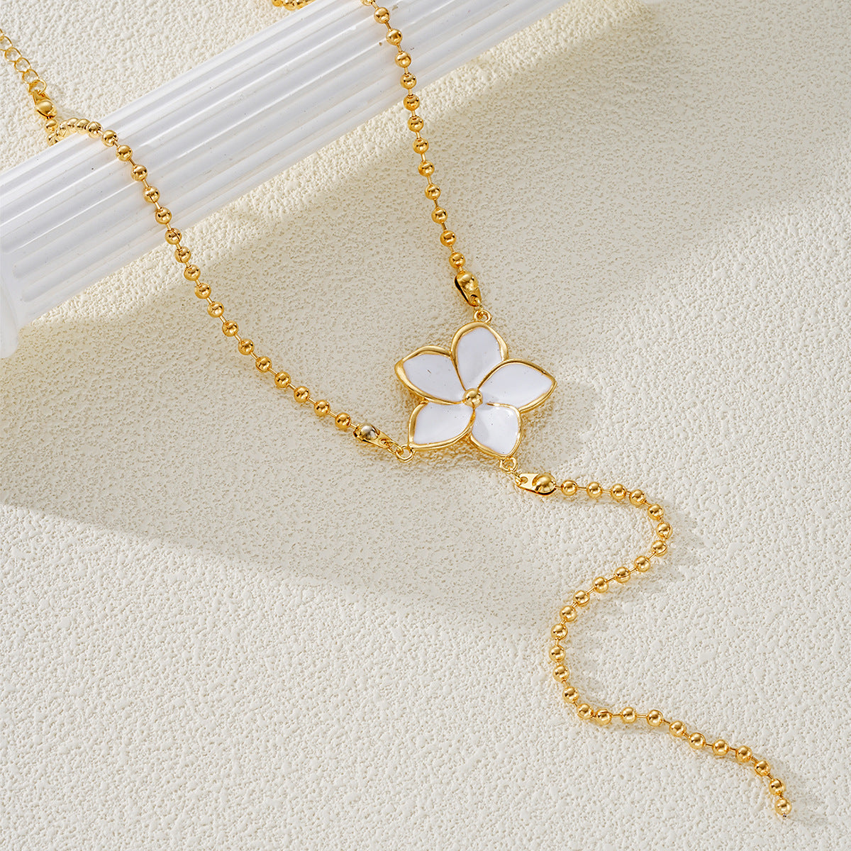 Damen Halskette mit floralen Anhängern und Perlen Shop Nory