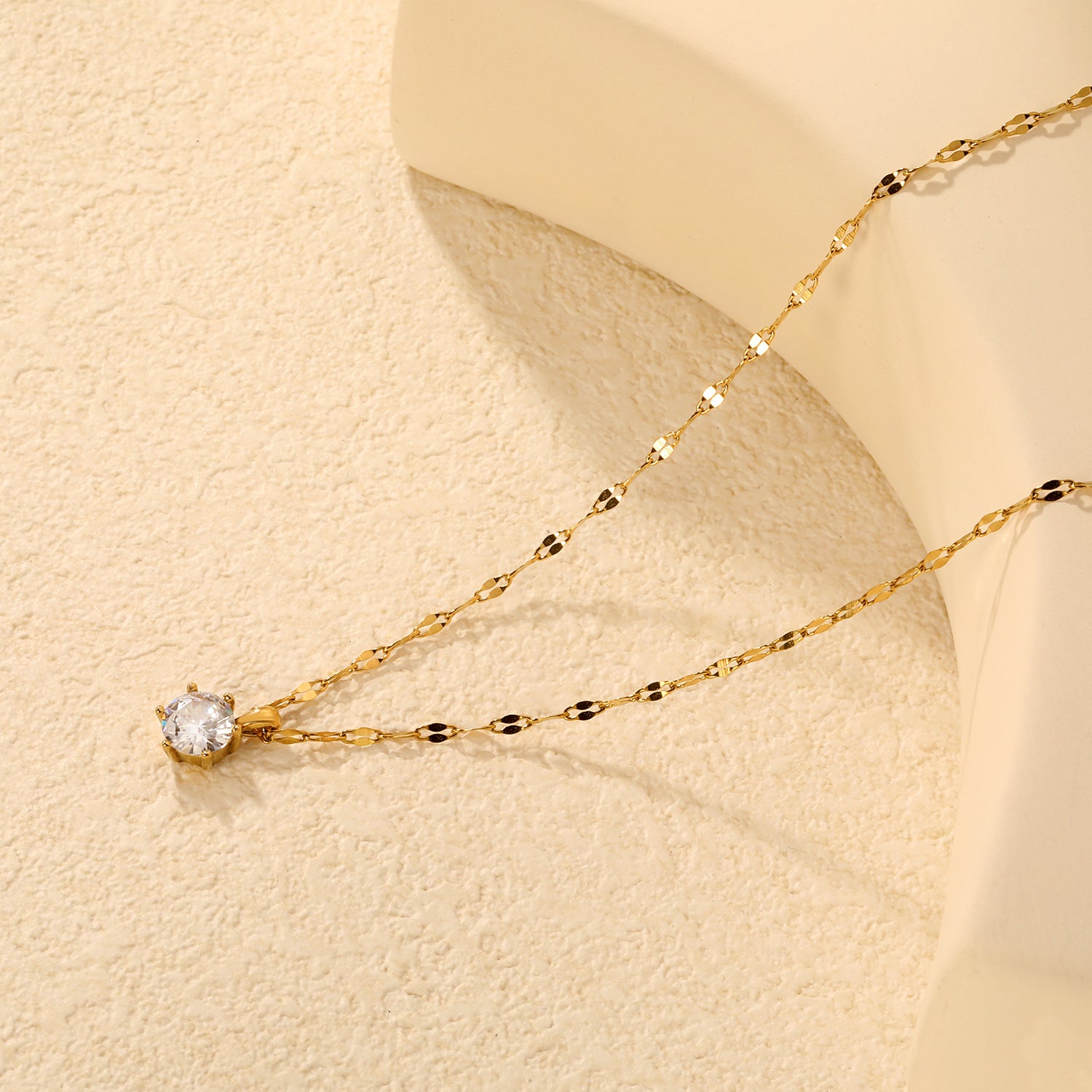 Damen elegante Halskette mit funkelndem Zirkonia-Anhänger und hochwertiger Edelstahlbeschichtung Shop Nory