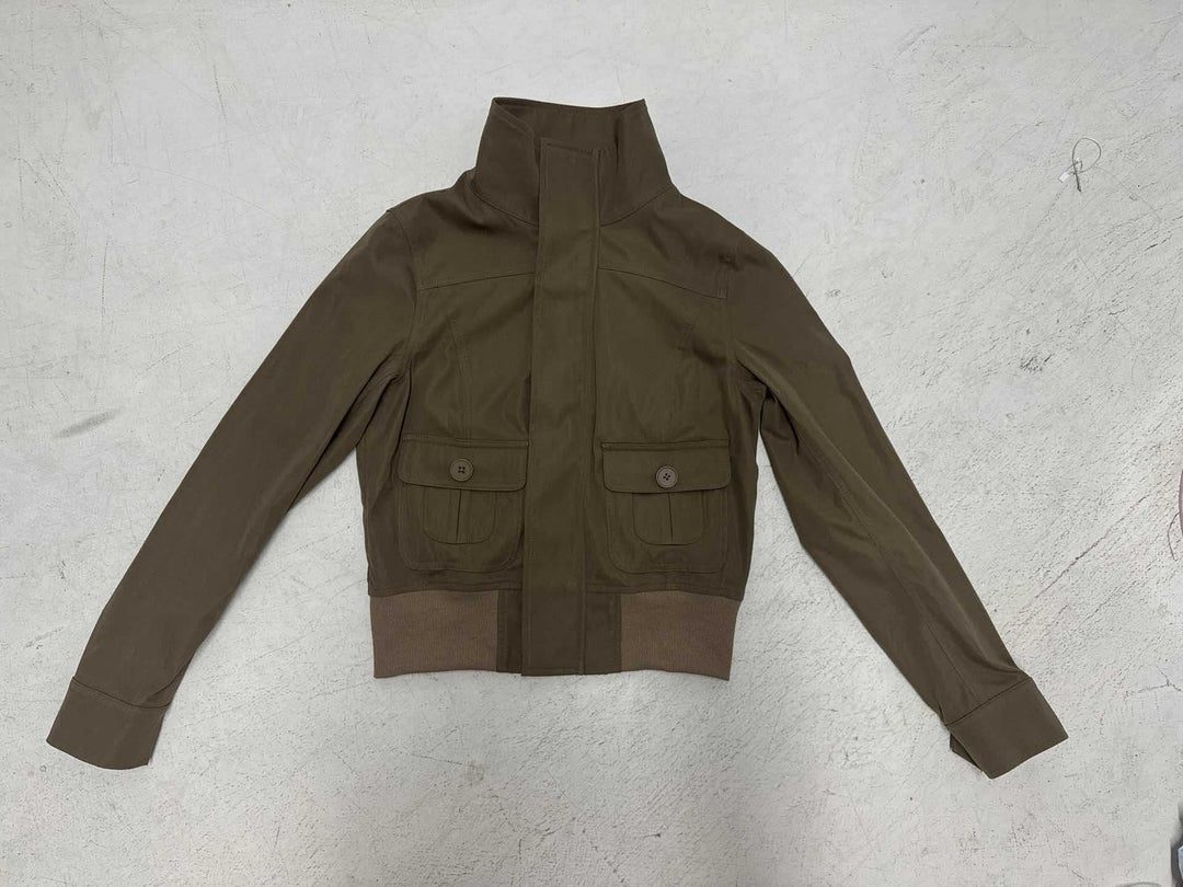Damen nan kurze Utility-Blousonjacke mit hohem Stehkragen, Pattentaschen und elastischem Bund Shop Nory