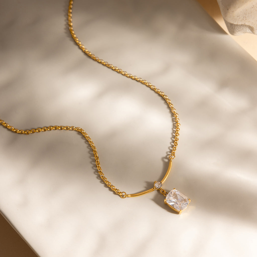 Damen Halskette mit elegantem minimalistischen Design und funkelndem Kristallanhänger Shop Nory