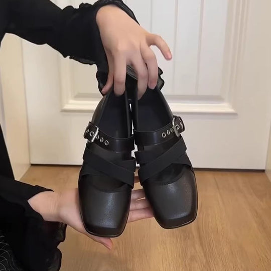Damen Mary-Jane-Slipper mit quadratischer Zehenpartie, gekreuzten Elastikriemen und Ziergurt Shop Nory
