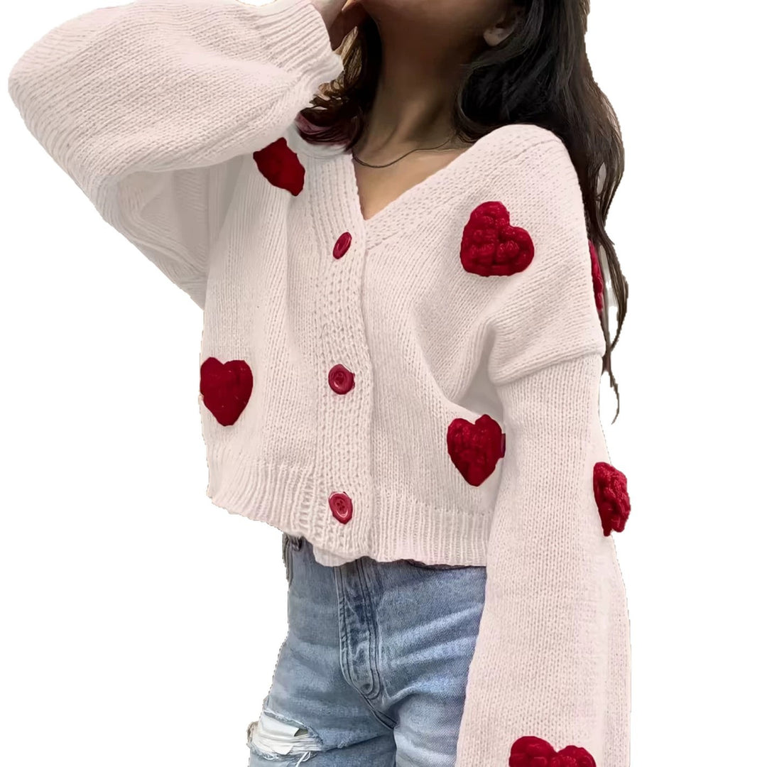 Damen Kurzgeschnittener V-Ausschnitt-Cardigan mit geprägten Herz-Applikationen und Schmuckknöpfen Shop Nory