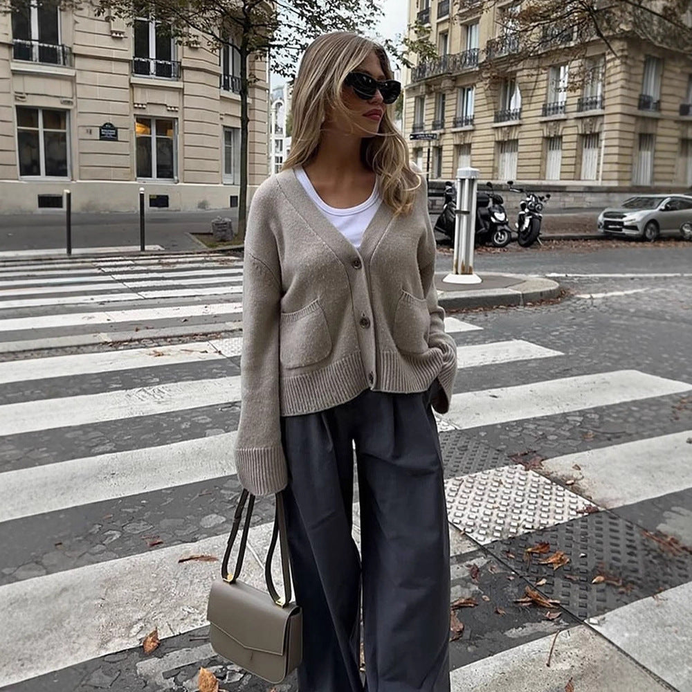 Damen Boxy Strickjacke mit V-Ausschnitt, aufgesetzten Taschen und Hornknöpfen Shop Nory