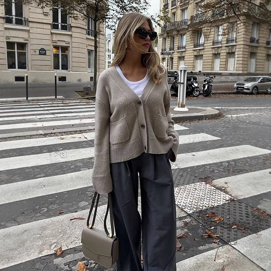 Damen Boxy Strickjacke mit V-Ausschnitt, aufgesetzten Taschen und Hornknöpfen Shop Nory
