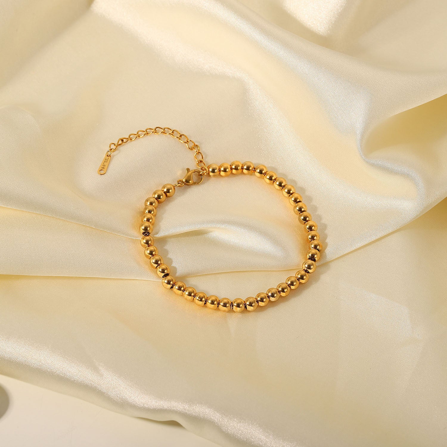 Damen Armband mit stylischen, satinierten Perlen und verstellbarem Kettenverschluss Shop Nory