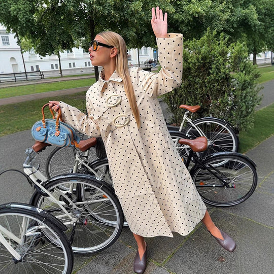 Damen Lang geschnittener gepunkteter Trenchcoat mit übergroßen Zierzungen und kastigem Schnitt Shop Nory