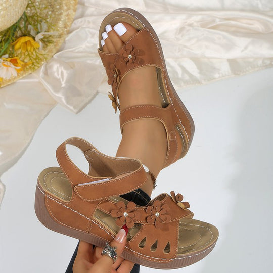 Damen Bequeme Sandalen mit Klettverschluss, gepolstertem Fußbett und Blütenapplikation Shop Nory