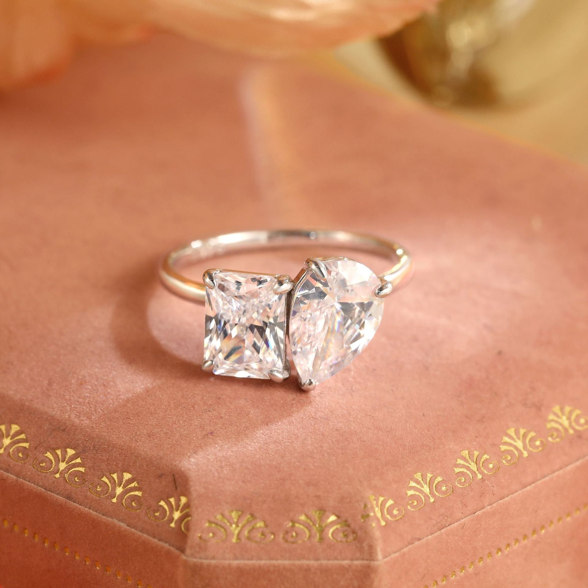 Damen Ring mit funkelnden facettierten Kristallen und elegantem Design Shop Nory
