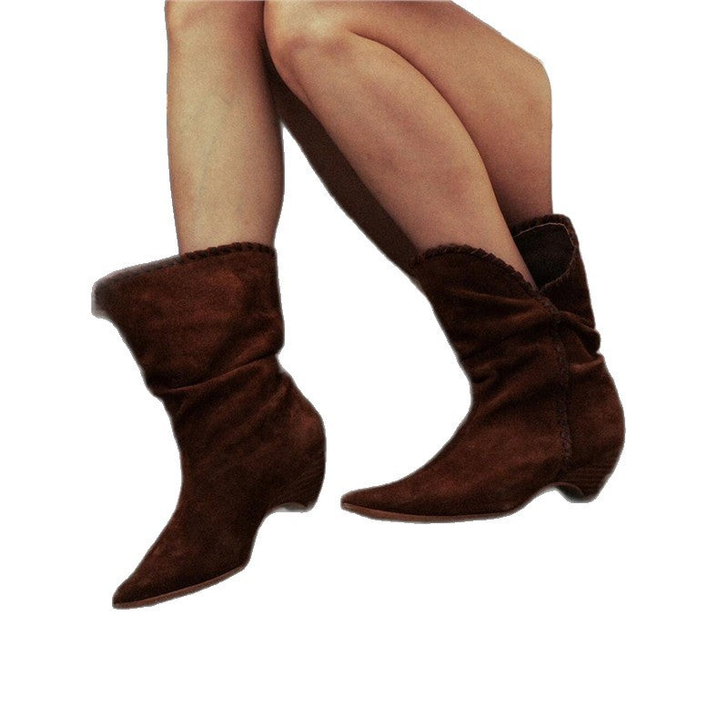 Damen Mid‑Calf Slouch‑Stiefel aus Velours mit spitzer Zehenpartie, geflochtenem Zierband und skulpturiertem Absatz Shop Nory