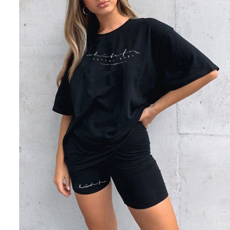 Damen Sportliches Set aus locker sitzendem T-Shirt und kurzen Radlerhosen