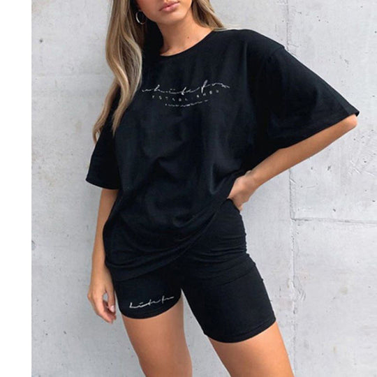 Damen Sportliches Set aus locker sitzendem T-Shirt und kurzen Radlerhosen