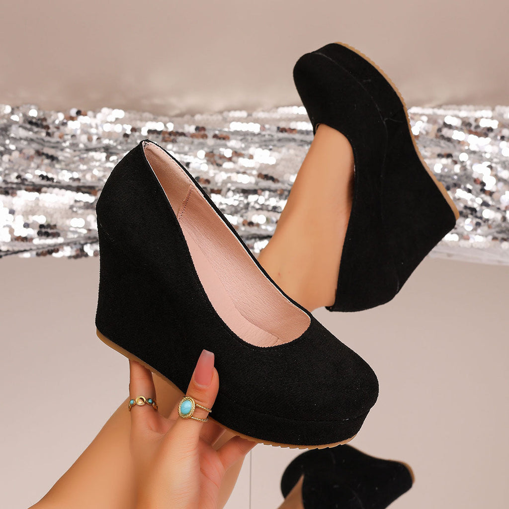 Damen Wedge-Pumps mit zierlichem Riemen und glänzendem Akzent Shopnory