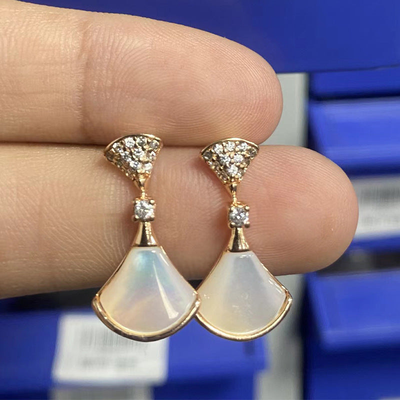 Damen Ohrringe mit kunstvollem Perlmutt-Design und funkelnden Zirkonia Shop Nory