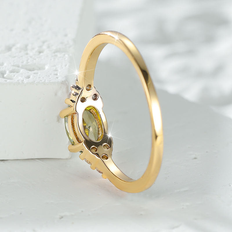 Damen eleganter Ring mit ovaler Edelsteinbesetzung und funkelnden Akzenten Shop Nory