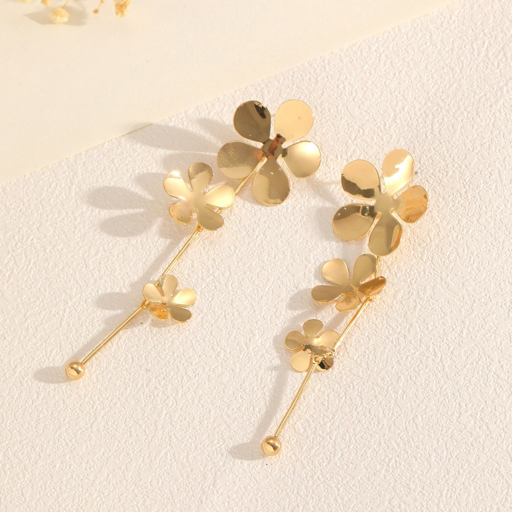 Damen Ohrringe mit floralen Elementen und glänzendem Finish Shop Nory