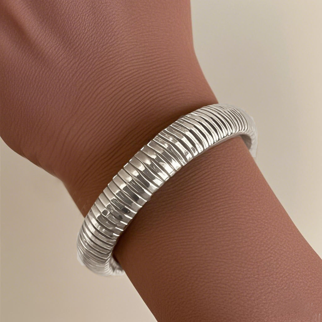 Damenarmreif mit geschwungenem Design und glänzender Oberfläche Shop Nory