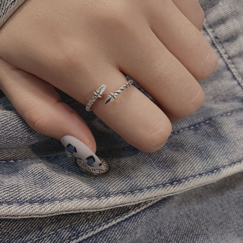 Damenring aus hochwertigem Edelstahl mit erhabenem Design und filigraner Verzierung Shop Nory