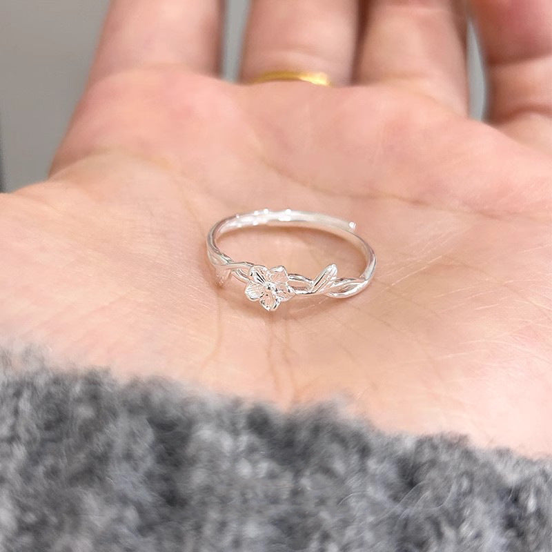 Damen filigraner Ring mit Blumendesign und elegantem Blattmotiv Shop Nory