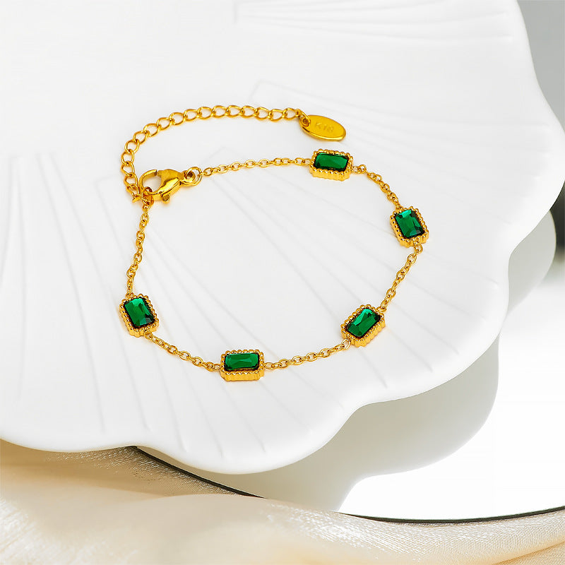 Damen Armband mit funkelnden grünen Steinen und hochwertiger Vergoldung Shop Nory