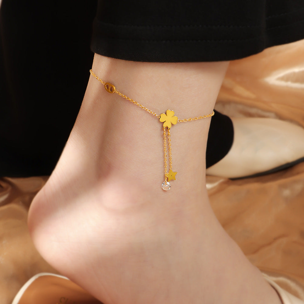 Damen Fußkette mit filigranem Glücksblumen-Design und funkelndem Anhänger Shop Nory